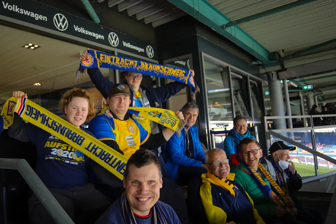 Neuerkeröder Eintrachtfans jubeln auf der Tribüne im Stadion