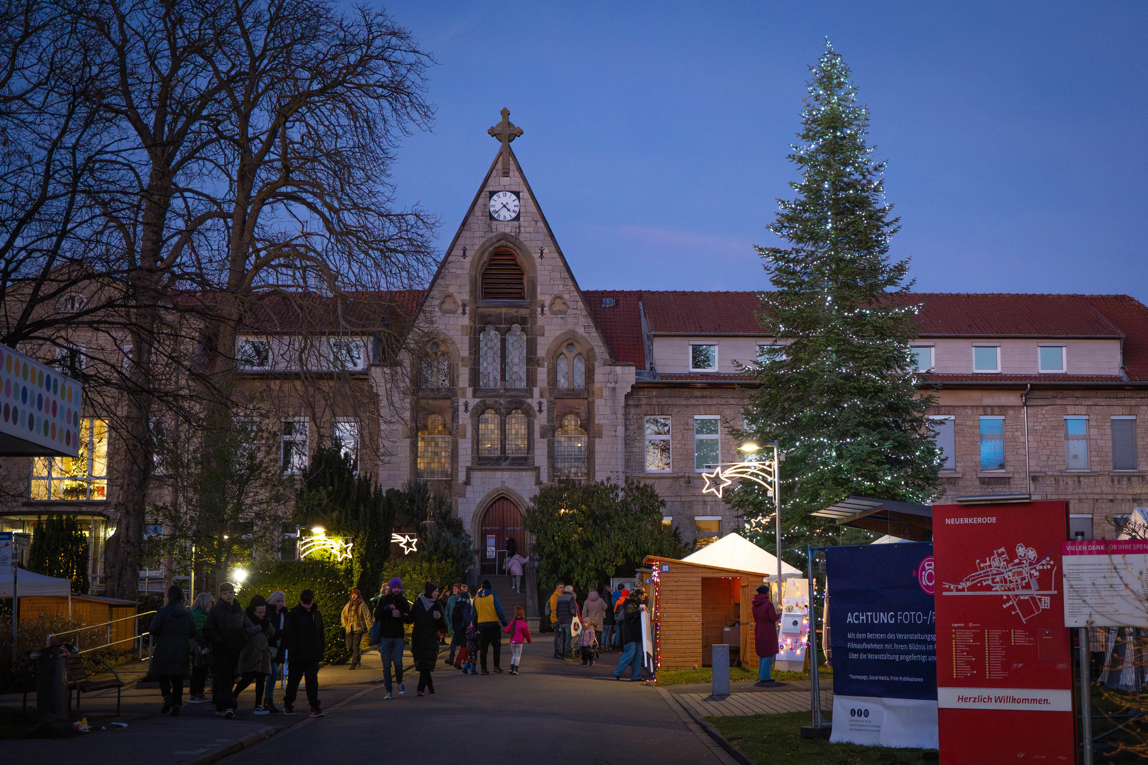 Der Neuerkeröder Weihnachtsmarkt bei Dämemrung.