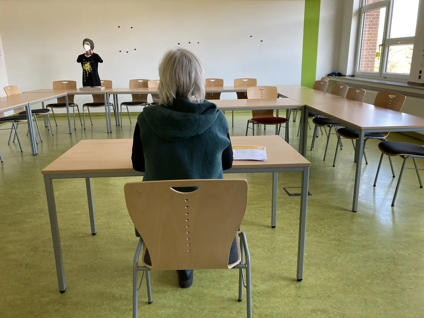 Lehrkraft in leerem Klassenzimmer
