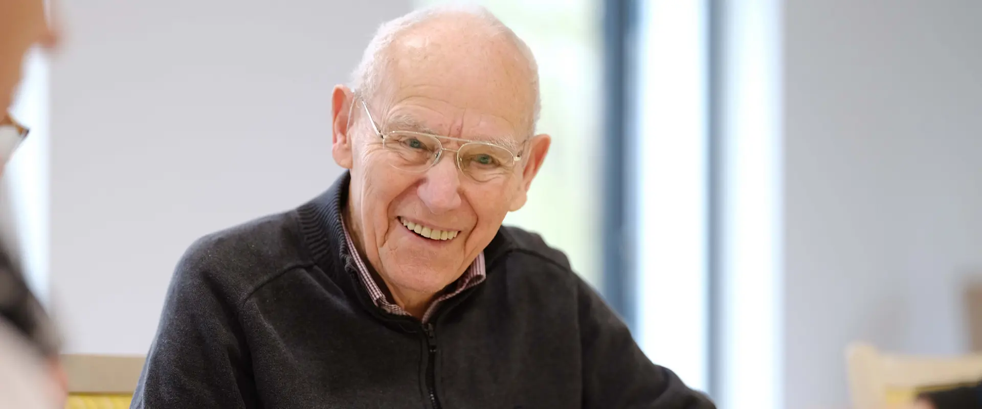 Senior lacht in die Kamera