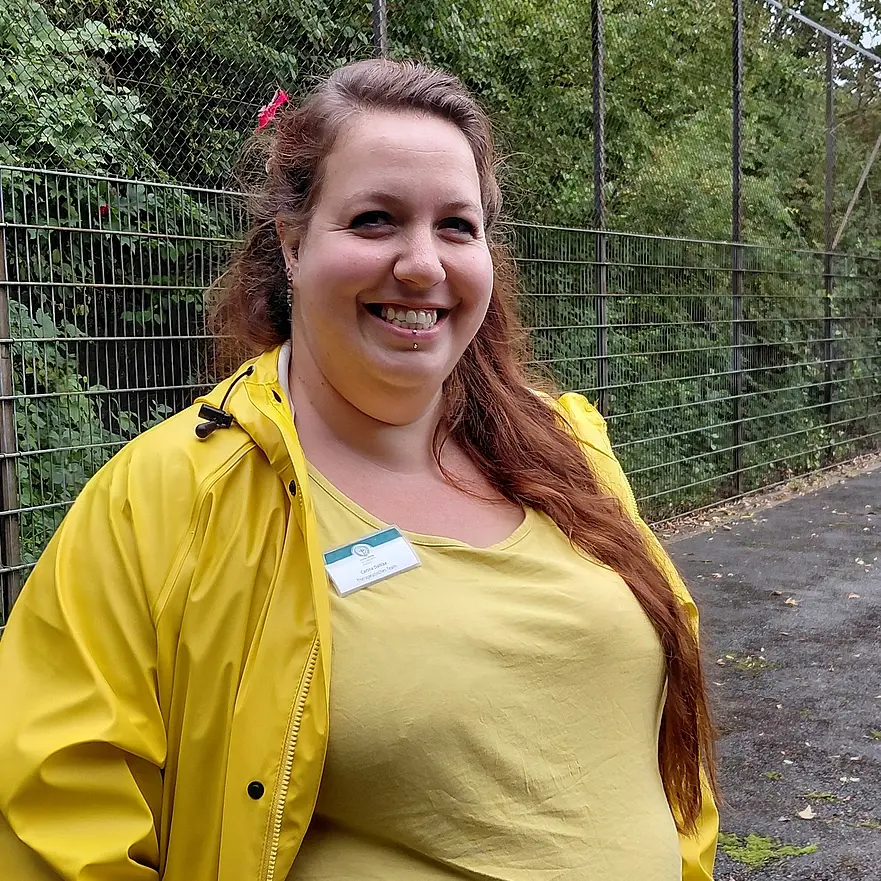 Kunsttherapeutin Carina Dahlke mit Blume im Haar