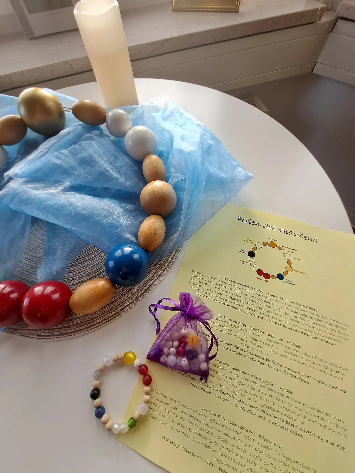 Das Bild zeigt die Perlen des Glaubens auf einem Tisch.