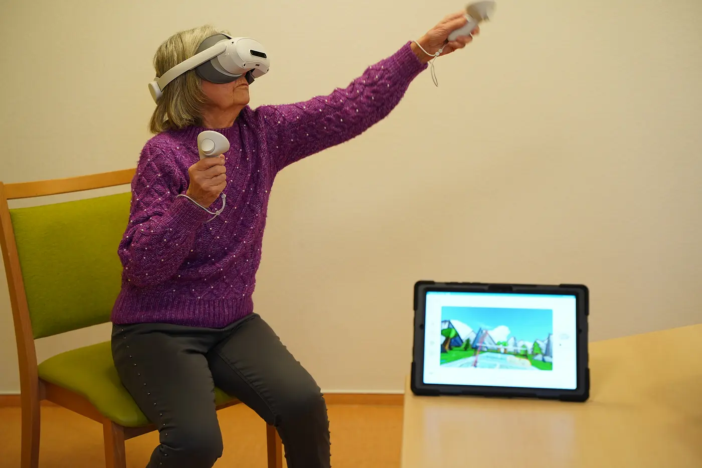 Eine Seniorin testet ein Virtual-Reality-Spiel.