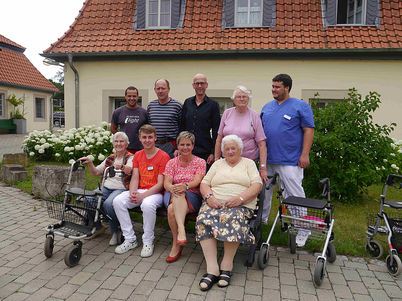 Neue Bänke für das Haus der helfenden Hände ESN