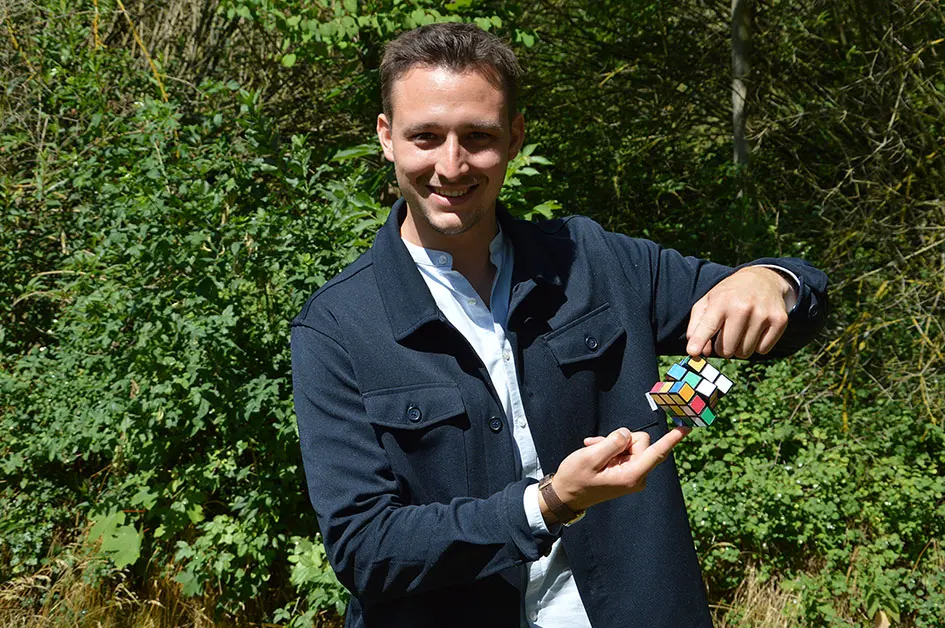 Jakob Richter mit einem Zauberwürfel in Neuerkerode.