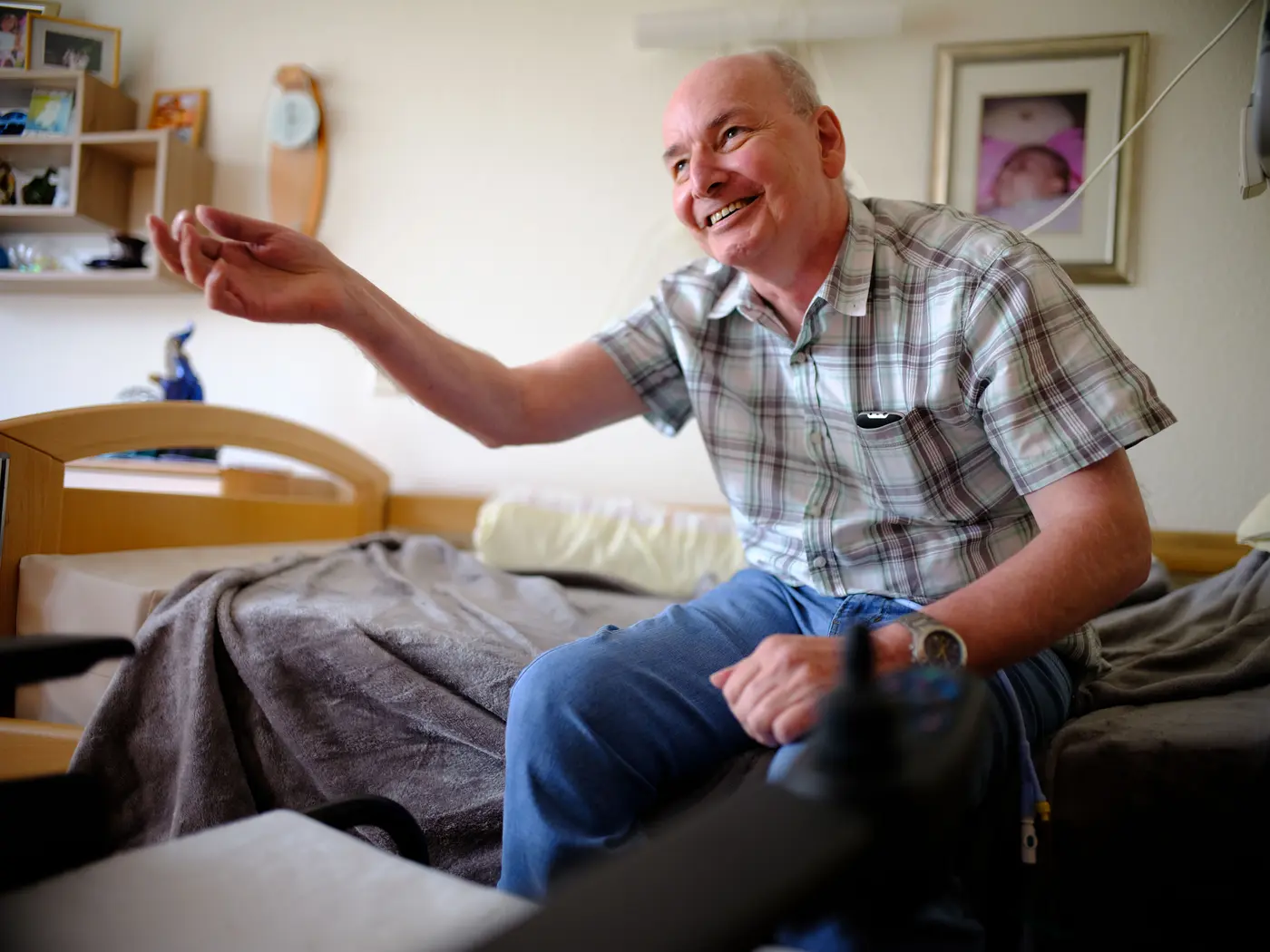 Senior in seinem Zimmer