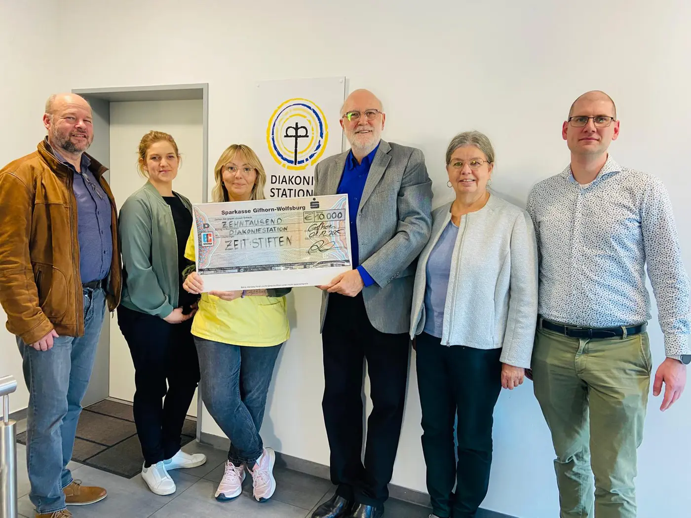 Das Bild zeigt die Scheckübergabe in der Filiale Gamsen der Gifhorn.