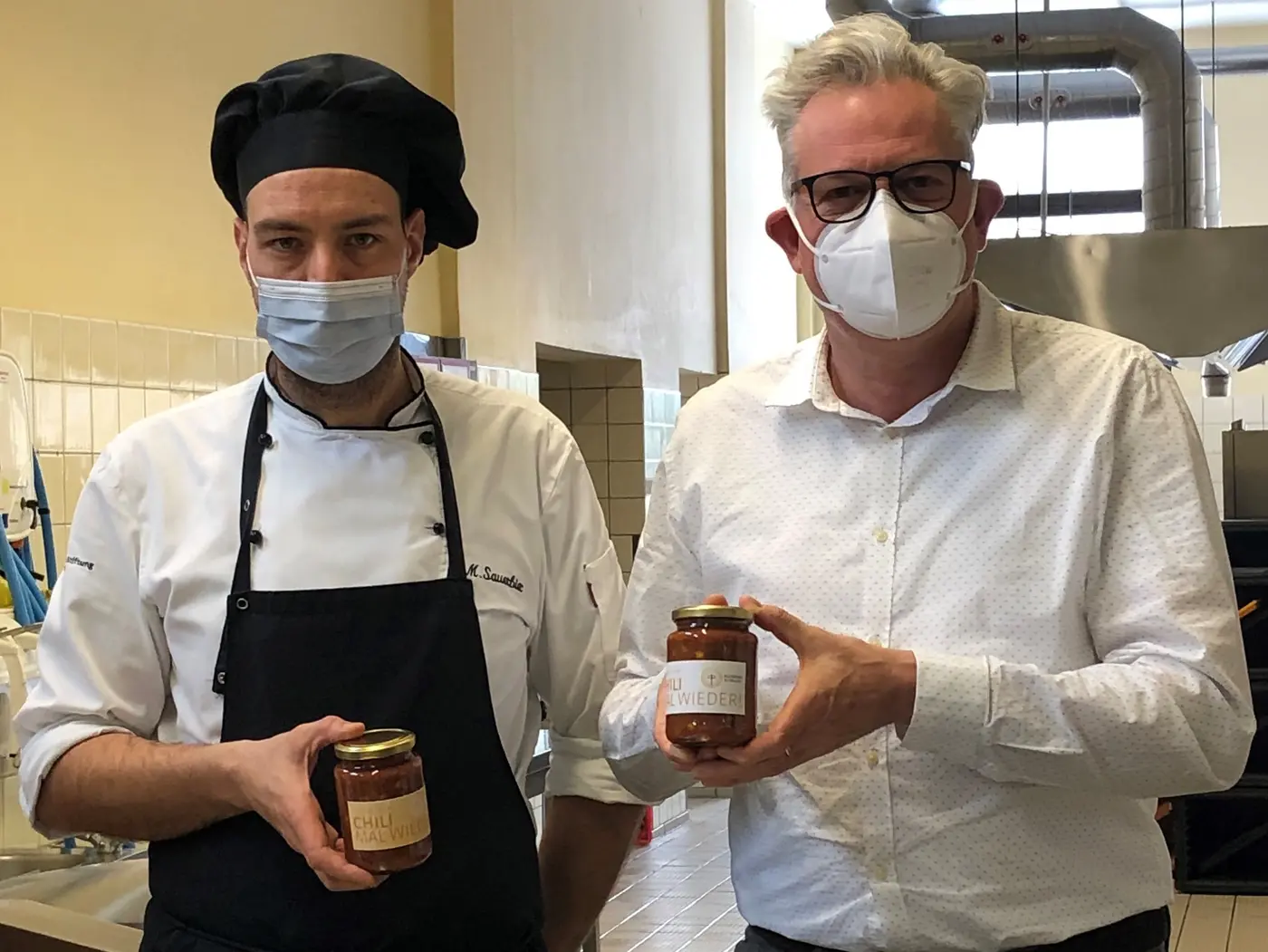 Das Küchenteam unterstützte beim CHili-Kochen, WUB-Geschäftsführer Marcus Eckhoff holte die Gläser ab.