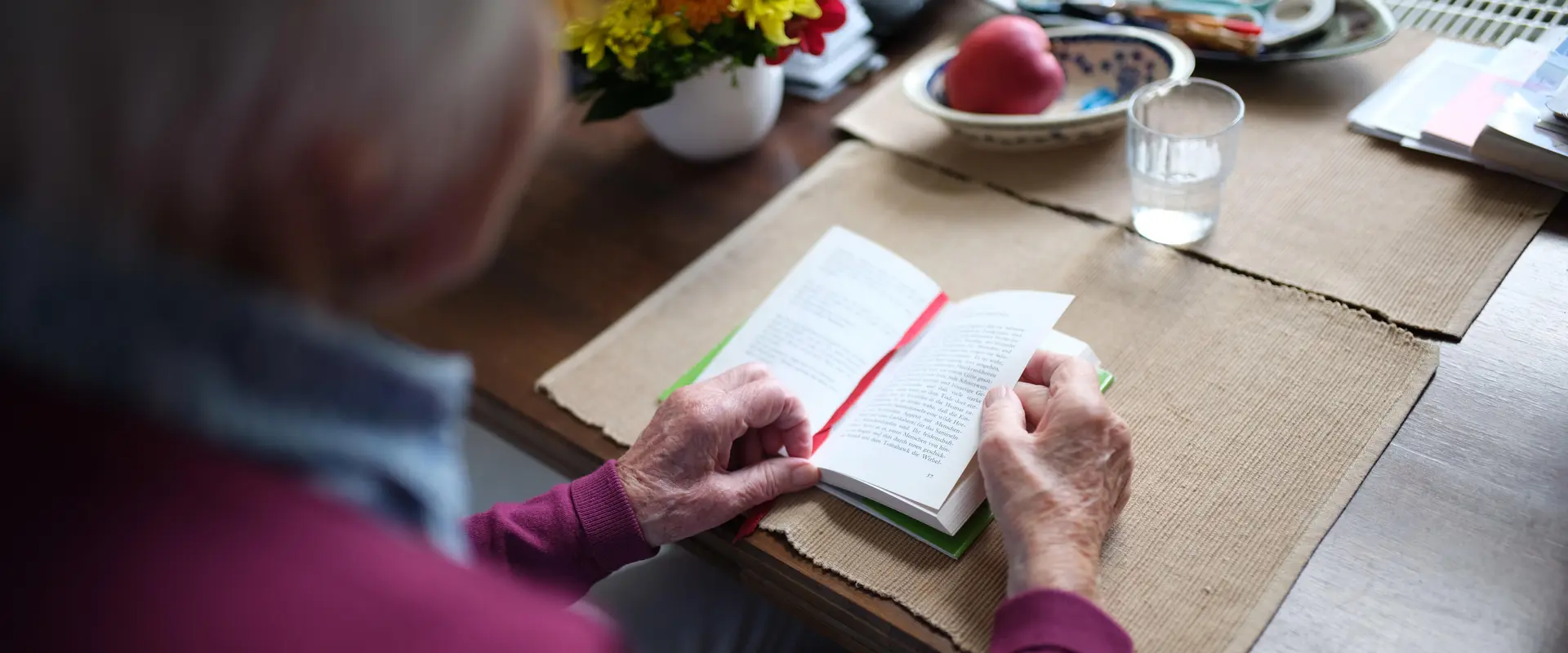 Seniorin blättert ein einem Büchlein