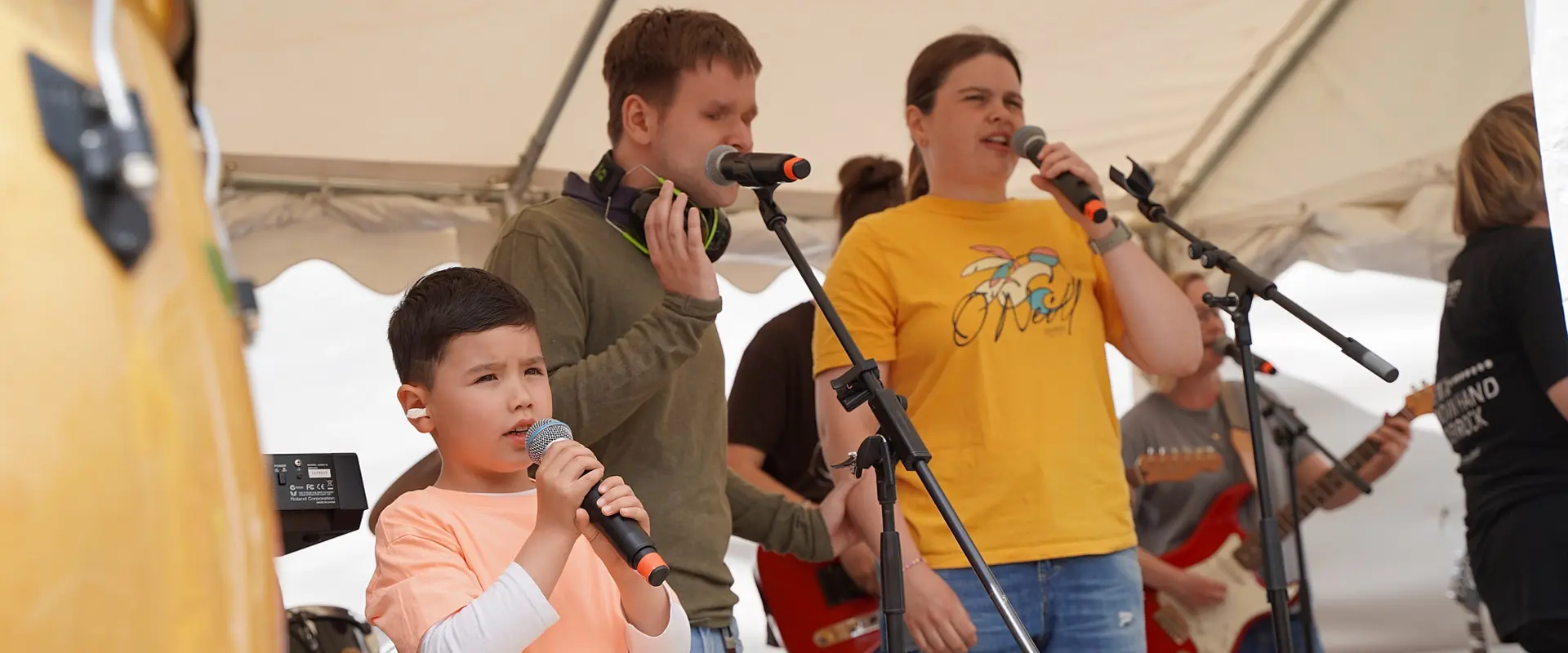 Lim steht beim Sommerfest in Neuerkerode mit Hand in Hand auf der Bühne