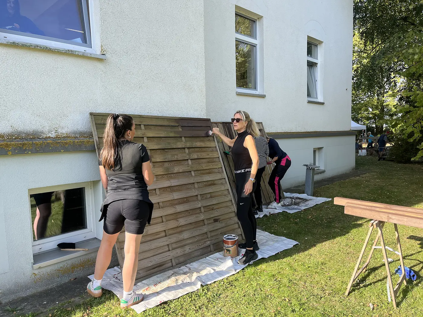 Das Bild zeigt die Mitarbeitenden der Volkswagen Financial Servecies bei ihrem Social Day in Neuerkerode.