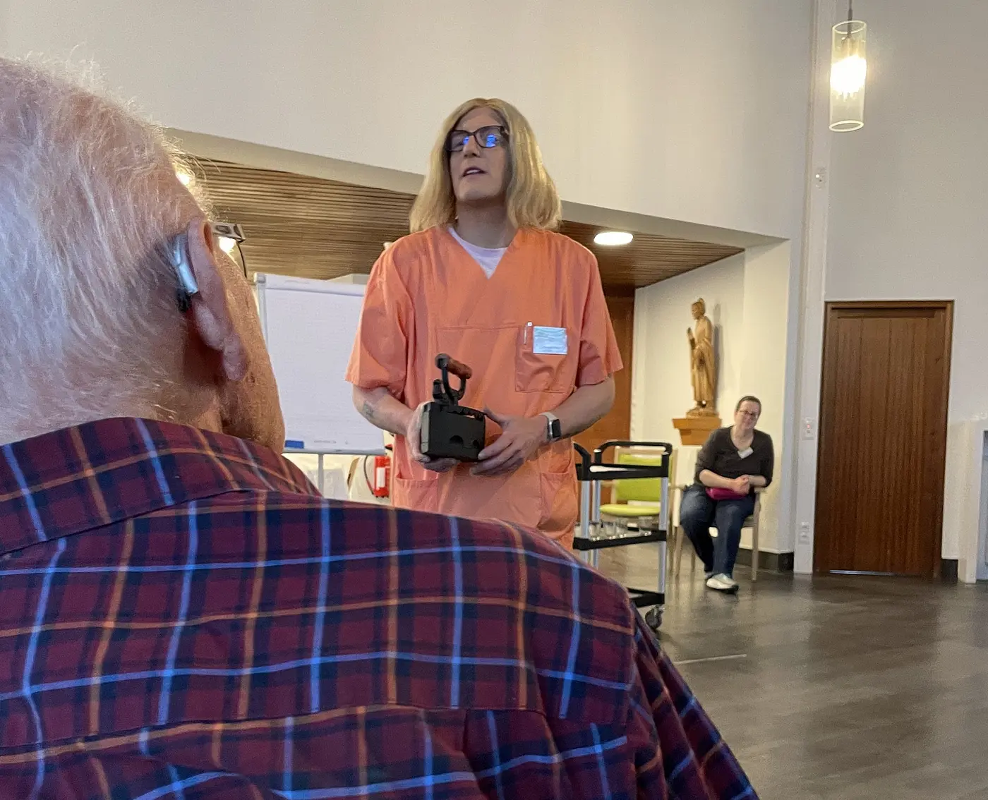 Eine Mitarbeiterin des Senioren- und Pflegezentrums St. Vinzenz präsentiert ein altes Bügeleisen.