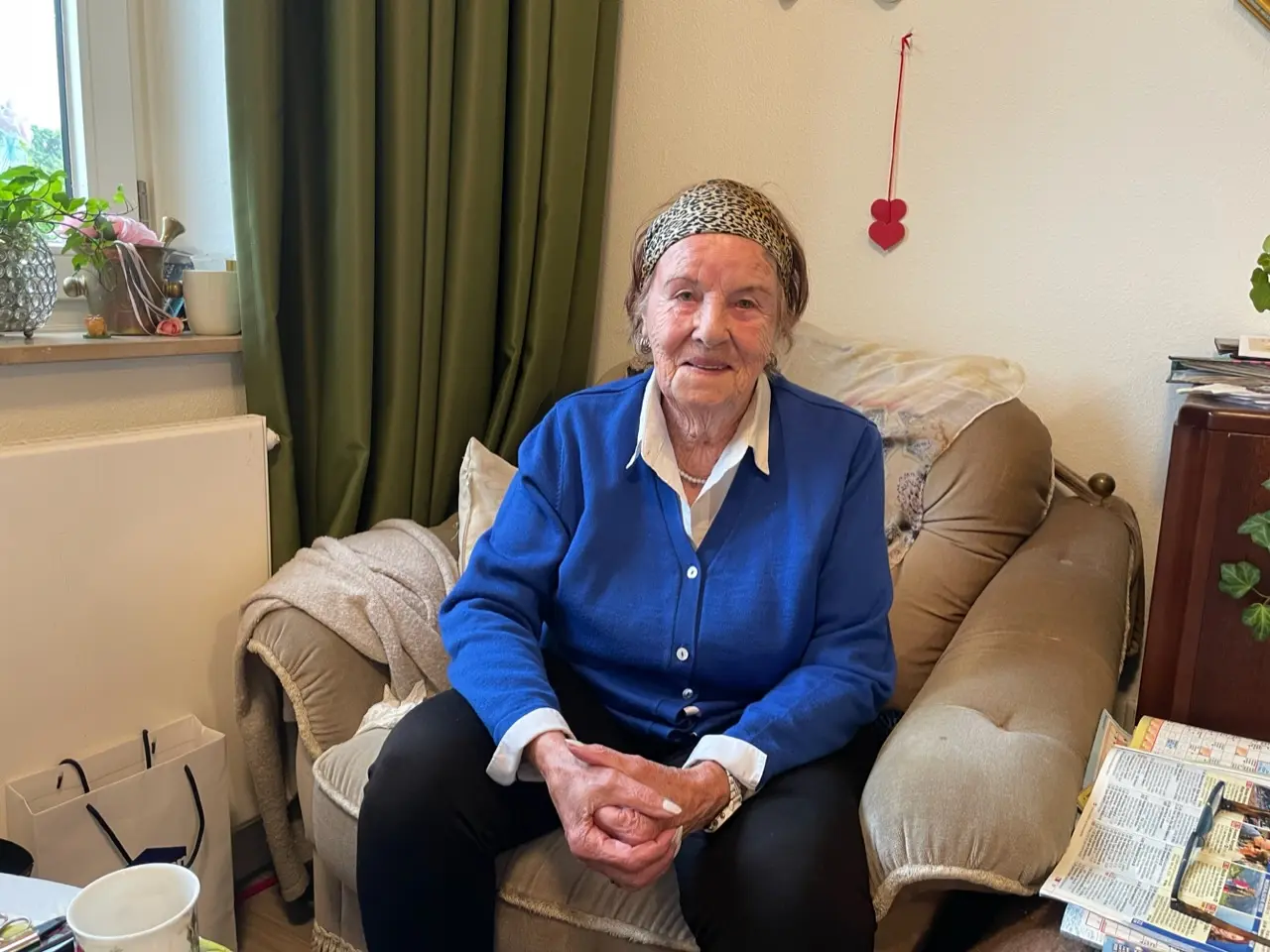 Anneliese Mundhenk sitzt in ihrem Zimmer im Senioren- und Pflegezentrum St. Vinzenz in Braunschweig in einem Sessel.
