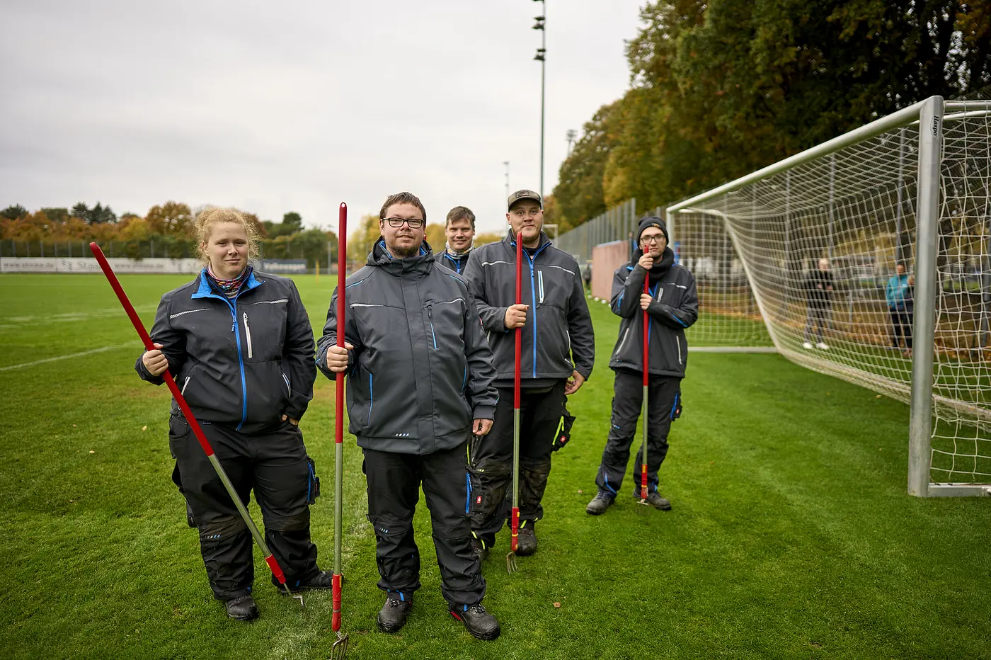 Team der Greenkeeper steht auf dem Rasen von Eintracht Braunschweig