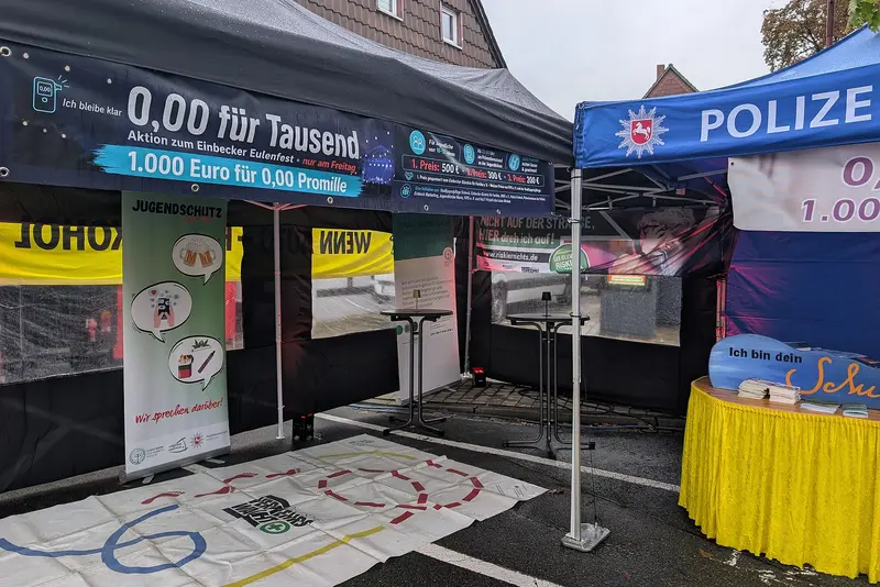 Infostand des Lukas-Werks, der Polizei Northeim und der Einbecker Stadtjugendpflege auf dem Eulenfest