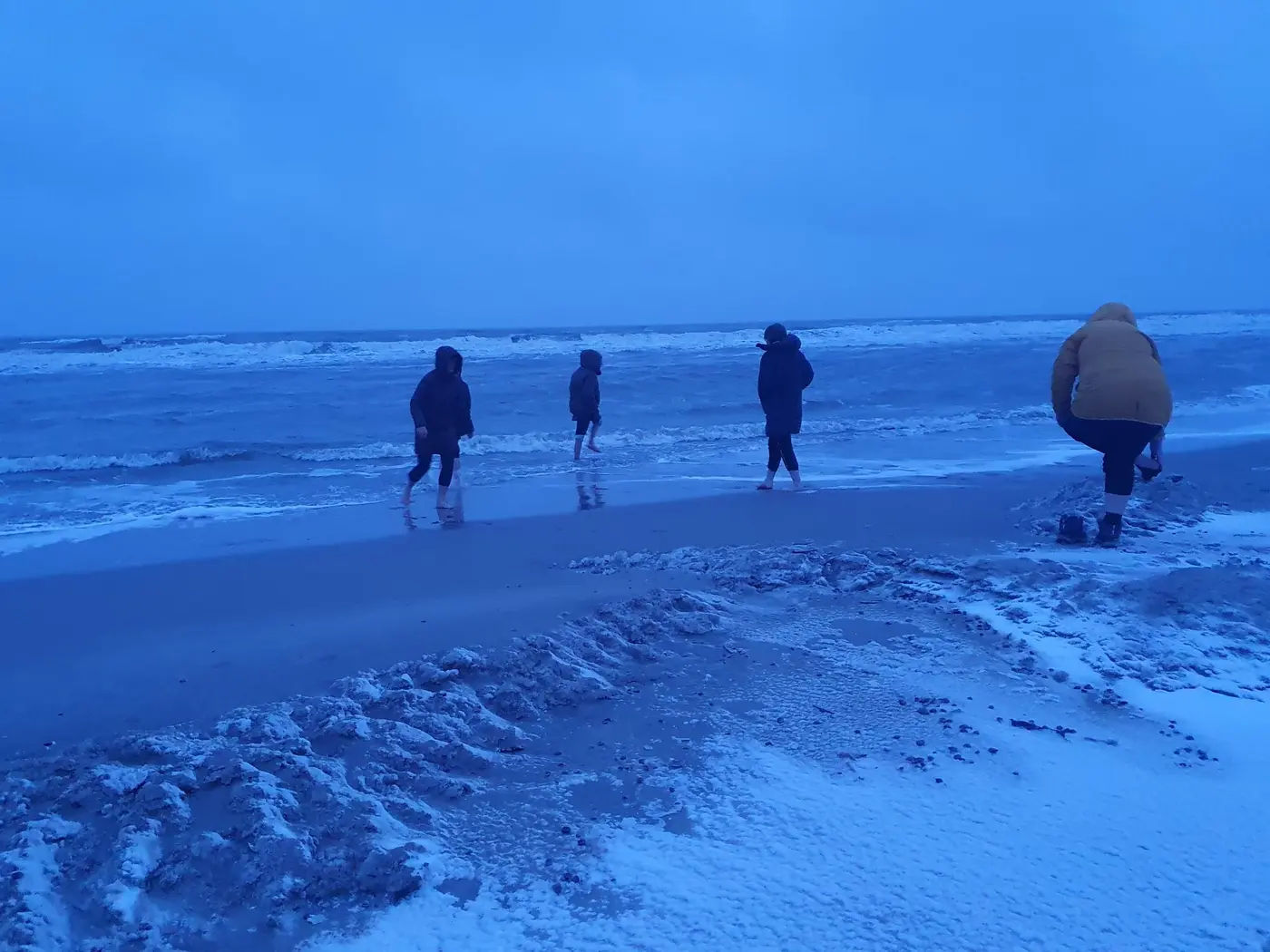 Das Bild zeigt Frauen bei der Thalassotherapie am Meer auf Juist.