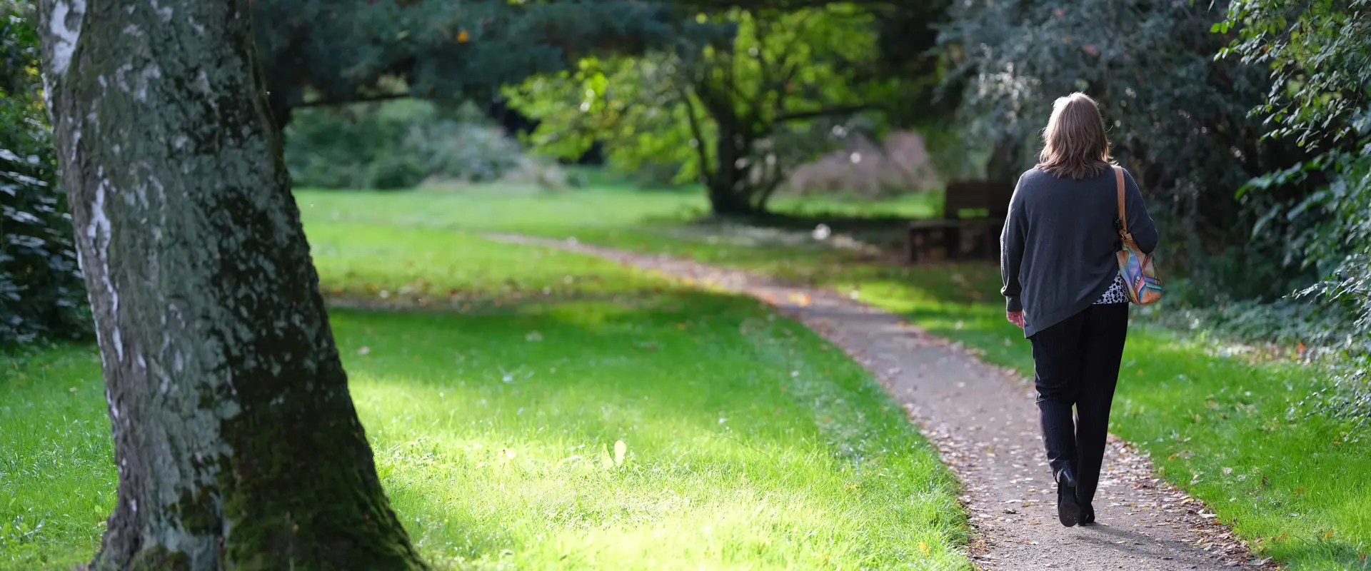 Frau spaziert im Park