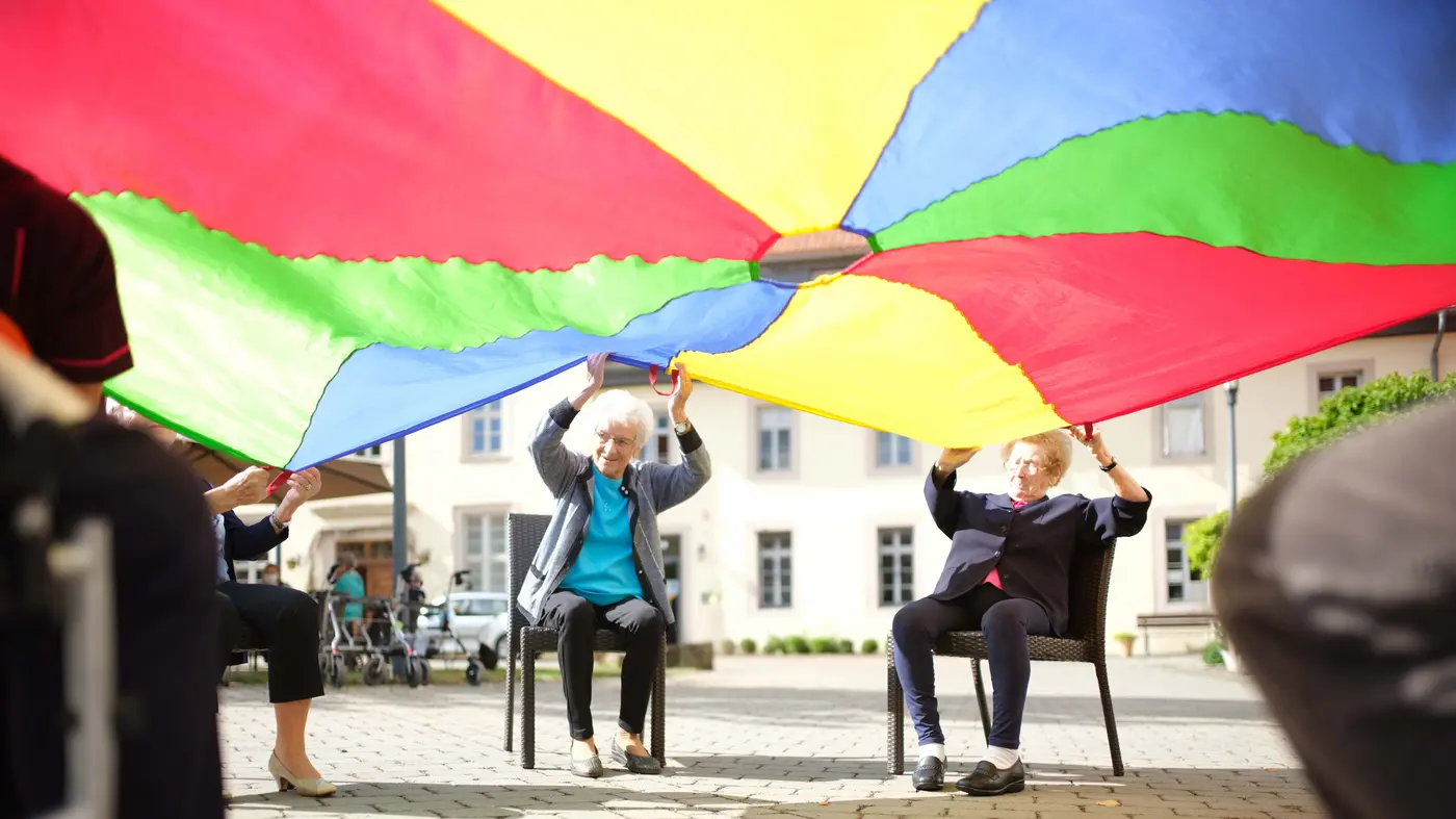 Senioren mit dem Schwungtuch