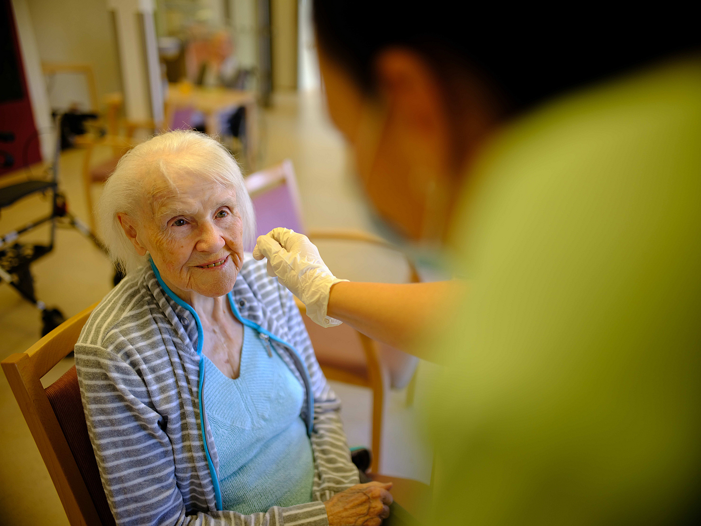 Seniorin und Pflegerin