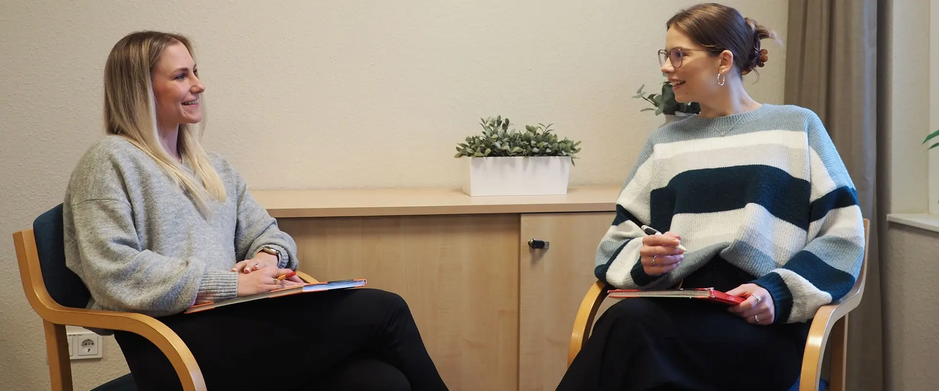 Gespräch Praktikantin und Fachkraft Lukas-Werk