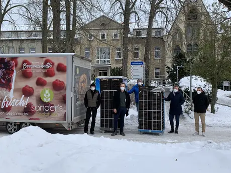 1200 Berliner wurden beim Umzug verteilt, die Bäckerei Sander spendete 500.