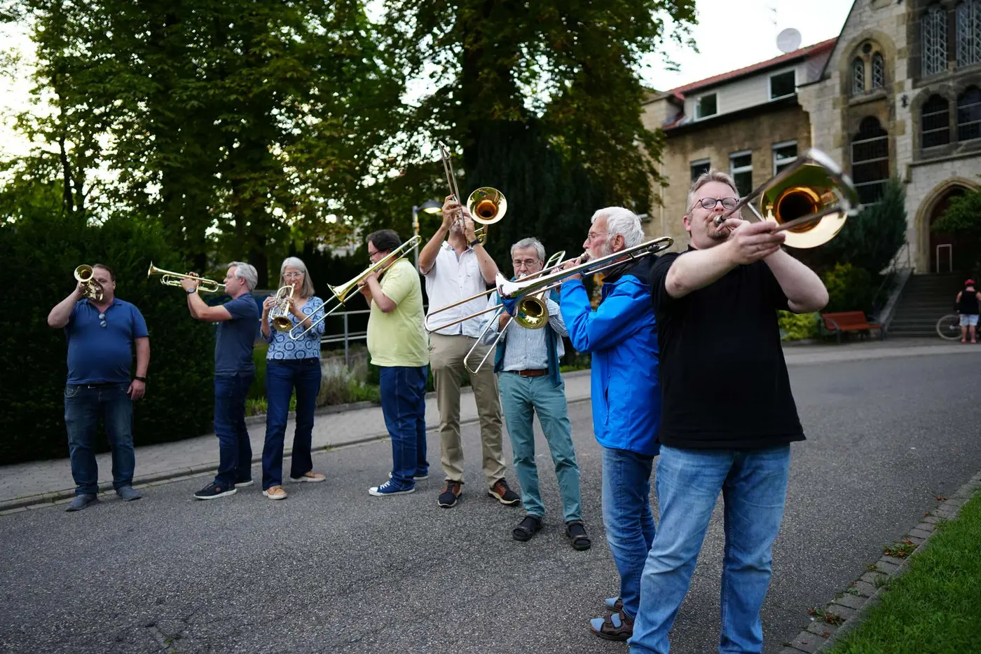 Posaunenchor Neuerkerode vor der Kirche in Neuerkerode
