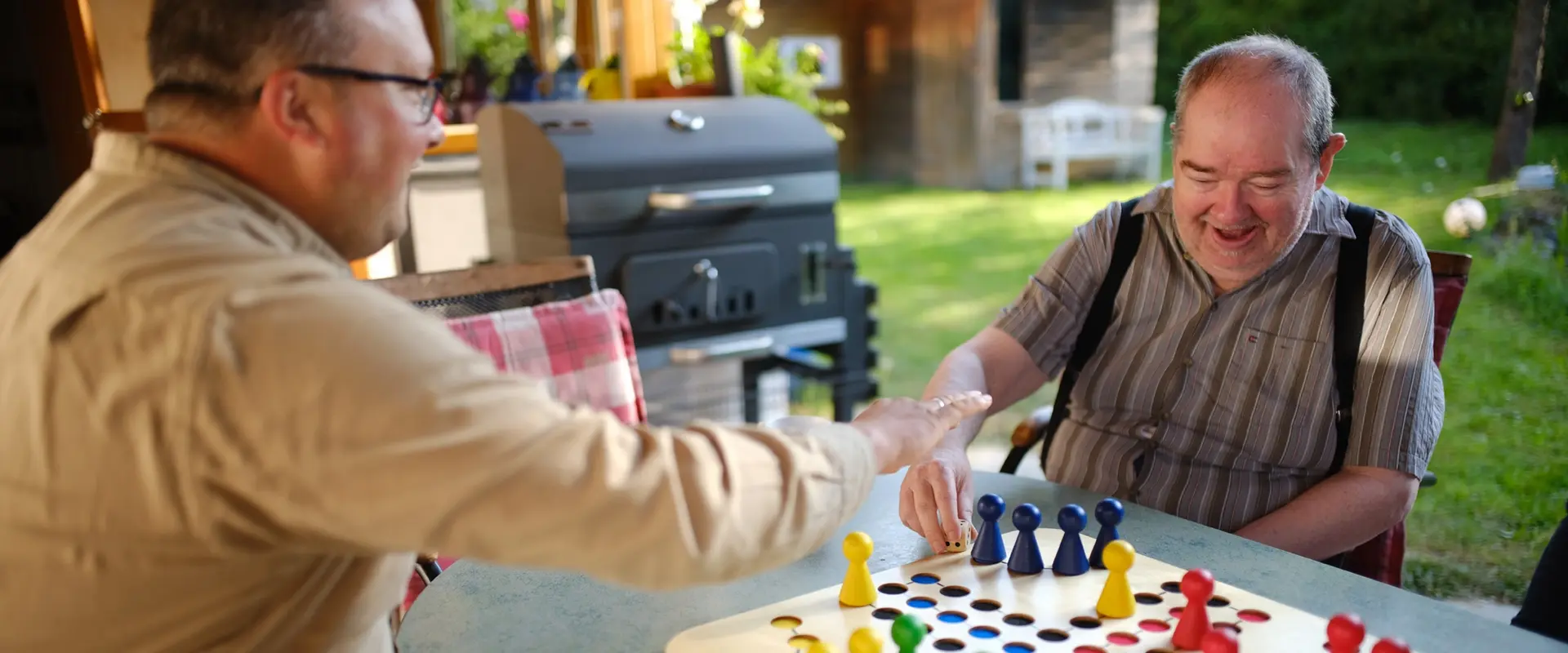 Freizeit in der Behindertenhilfe Mann und Betreuer beim Spielen