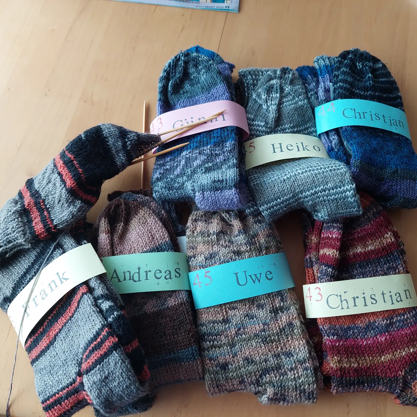 Selbstgestrickte Socken mit Banderole