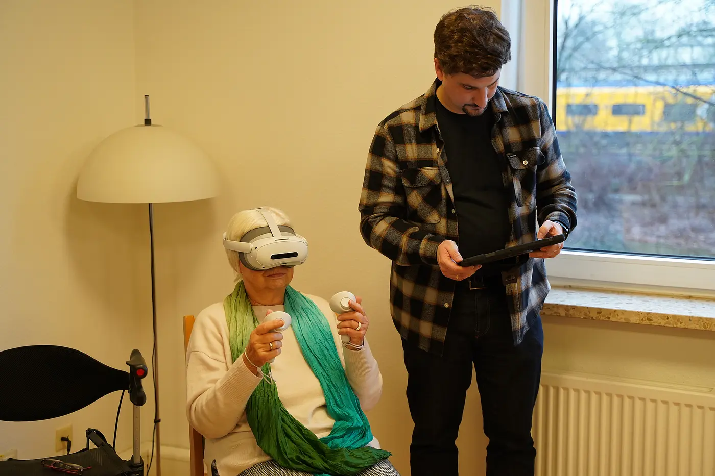 Eine Seniorin testet die Software von VRalive.