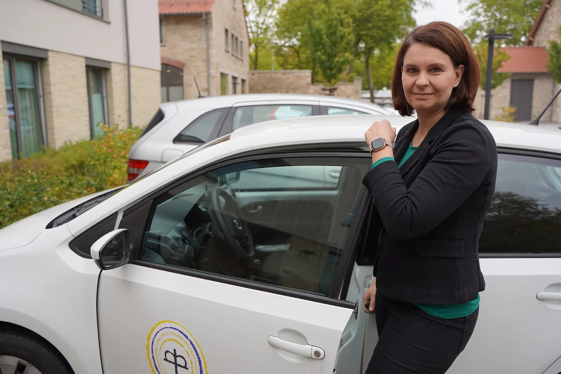 Nancy Neumann steht vor einem Dienstwagen der SAPV in Braunschweig.