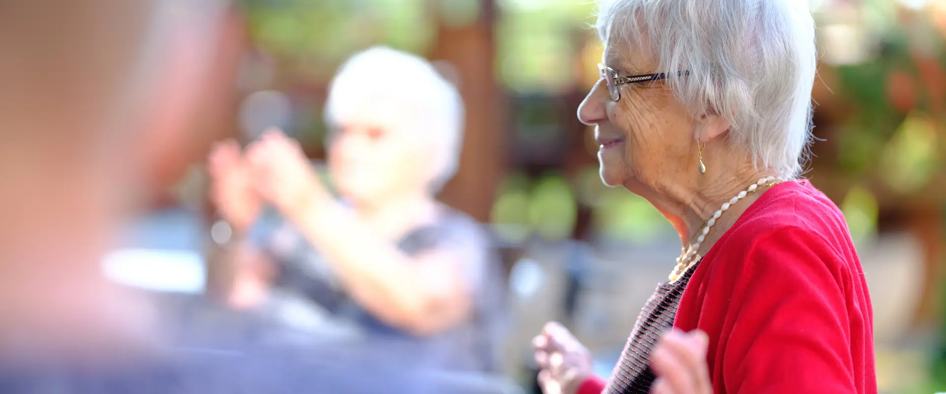 Glückliche Seniorin