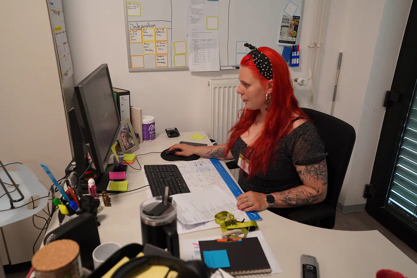 Sarah Zimmer arbeitet an ihrem PC.