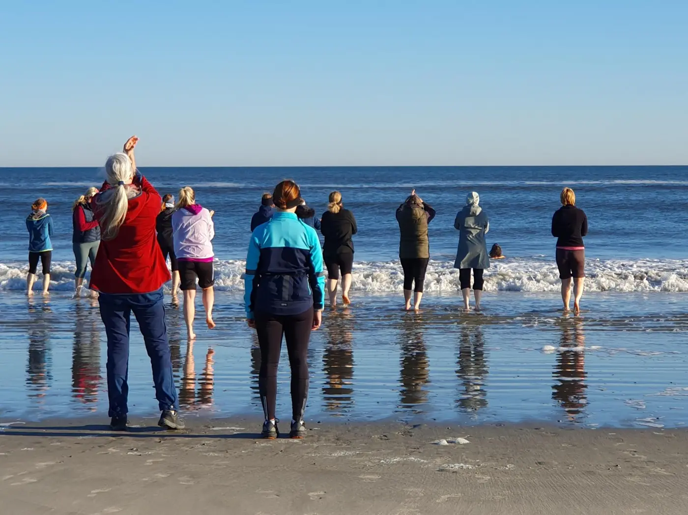 Das Bild zeigt Frauen bei der Thalassotherapie am Meer auf Juist.