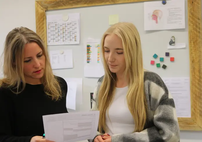 Martina Naber und Lena Hartung besprechen den Tagesablauf