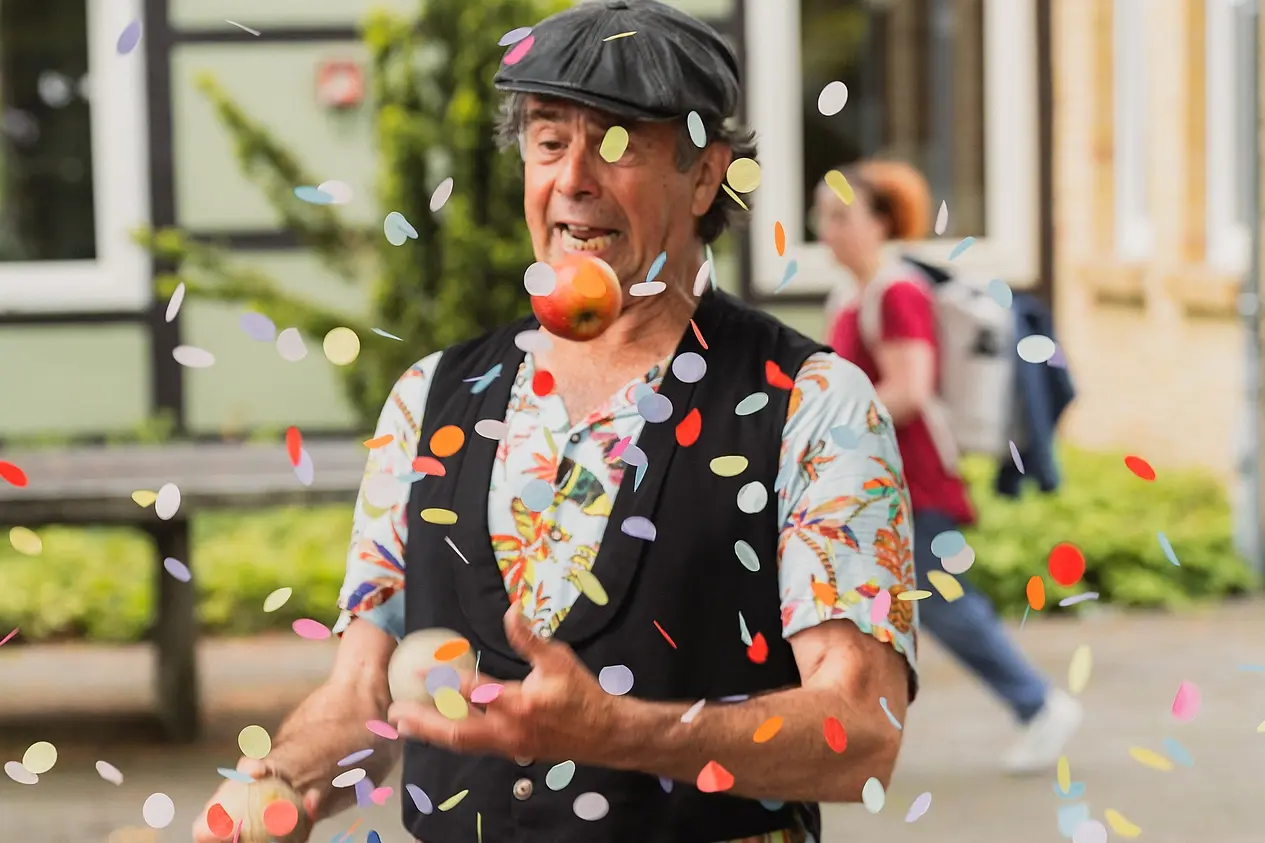 Gerd der Gaukler auf dem Sommerfest der esn wirft buntes Konfetti