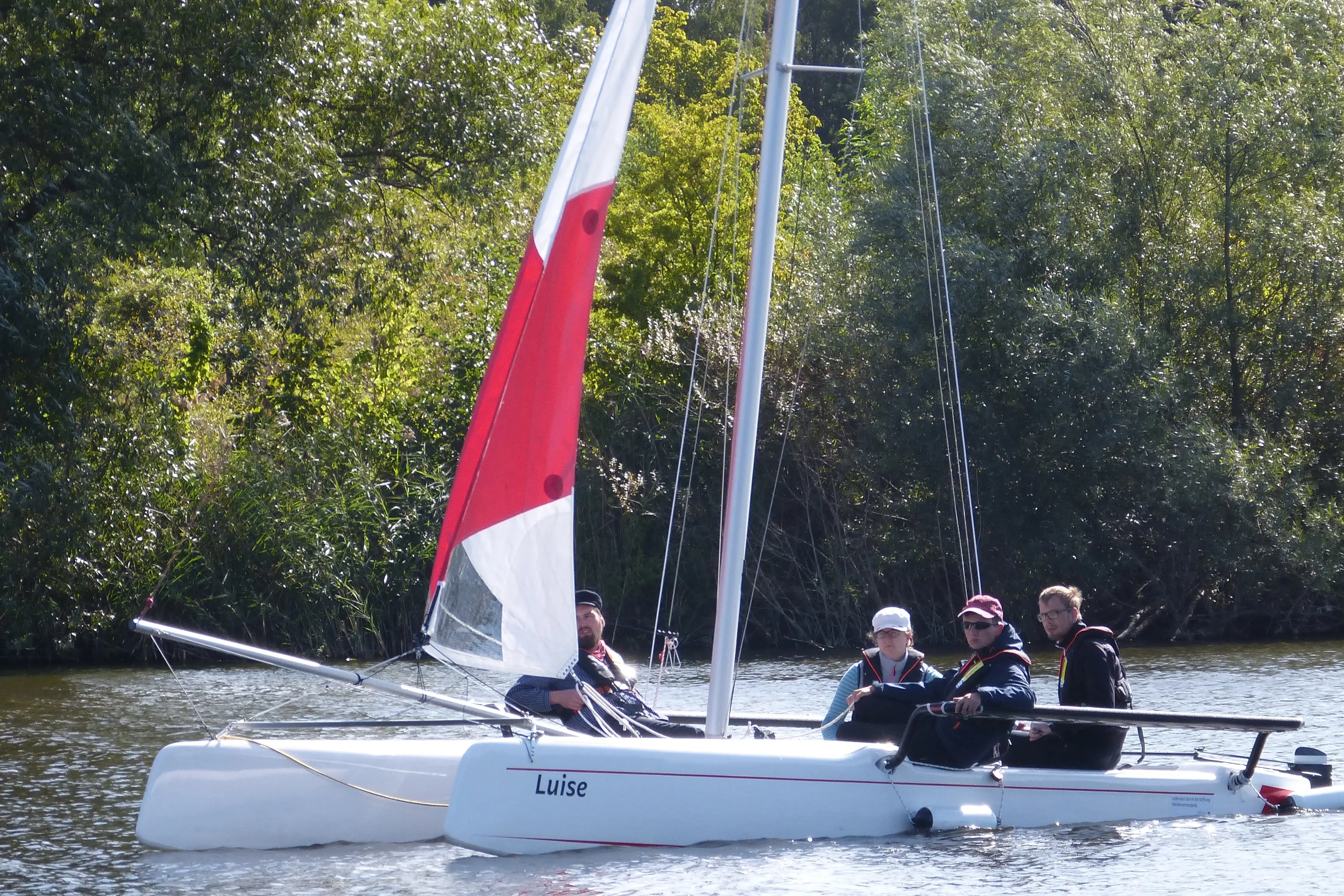 Menschen mit Behinderungen steuern den Catermaran "Luise" über das Wasser