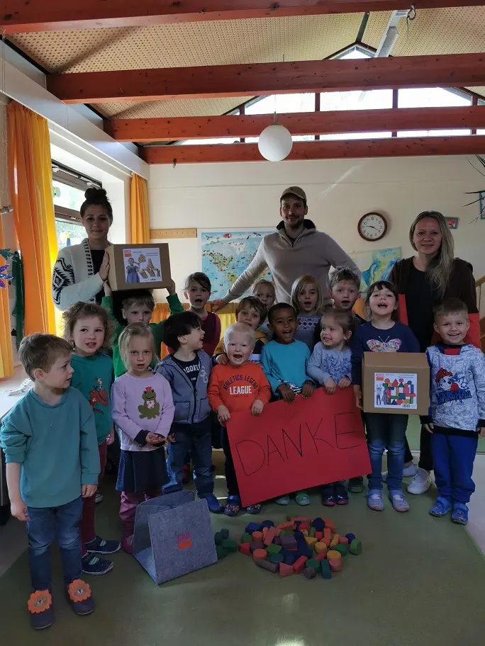 Kinder freuen sich über Spende
