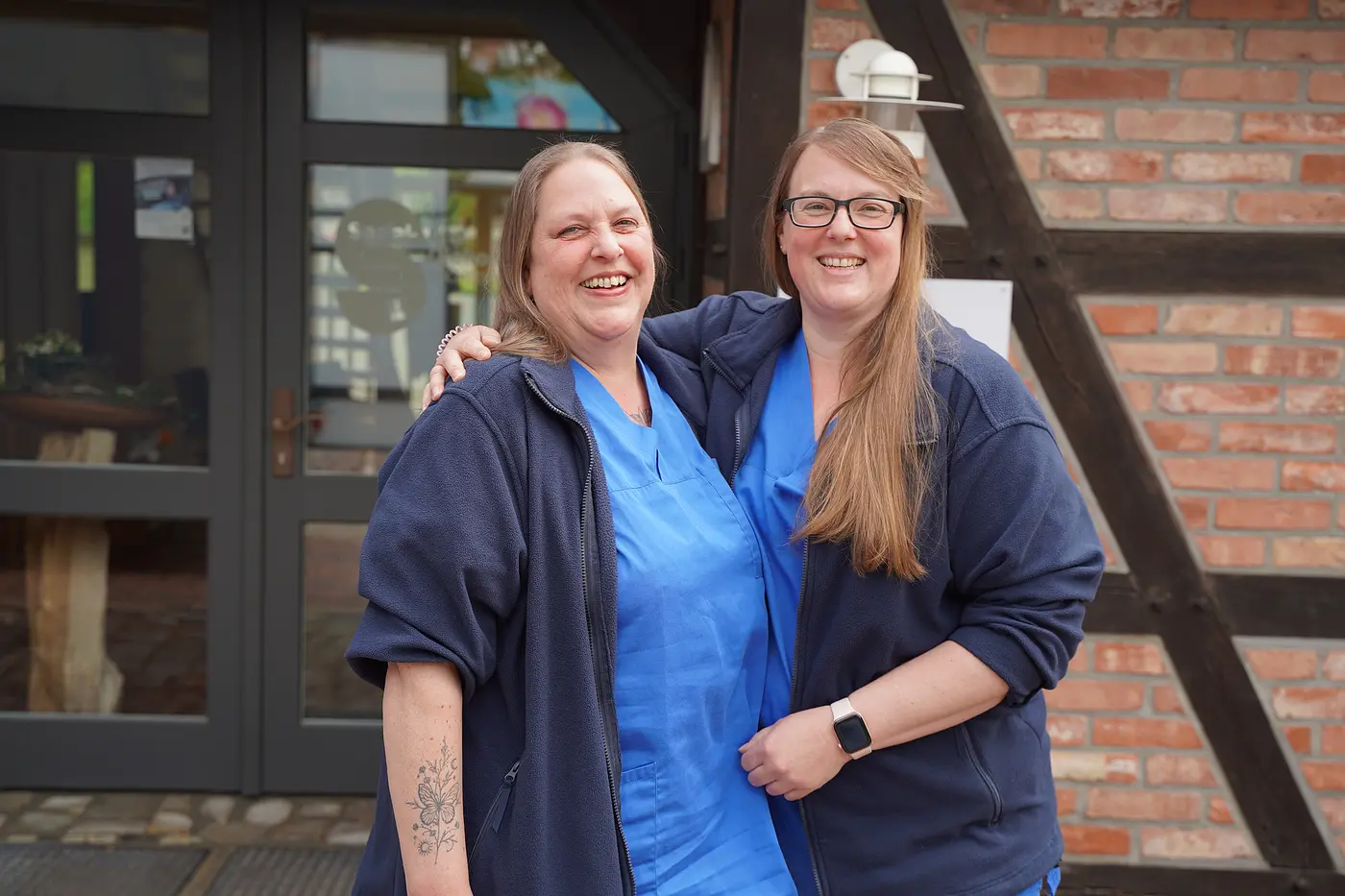Das Bild zeigt die beiden Schwestern Susanne Brandt und Christiane Andrä, die sich umarmen.