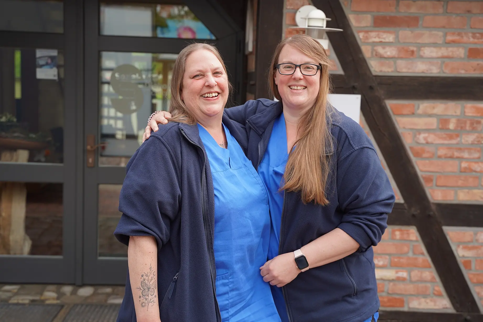 Das Bild zeigt die beiden Schwestern Susanne Brandt und Christiane Andrä, die sich umarmen.