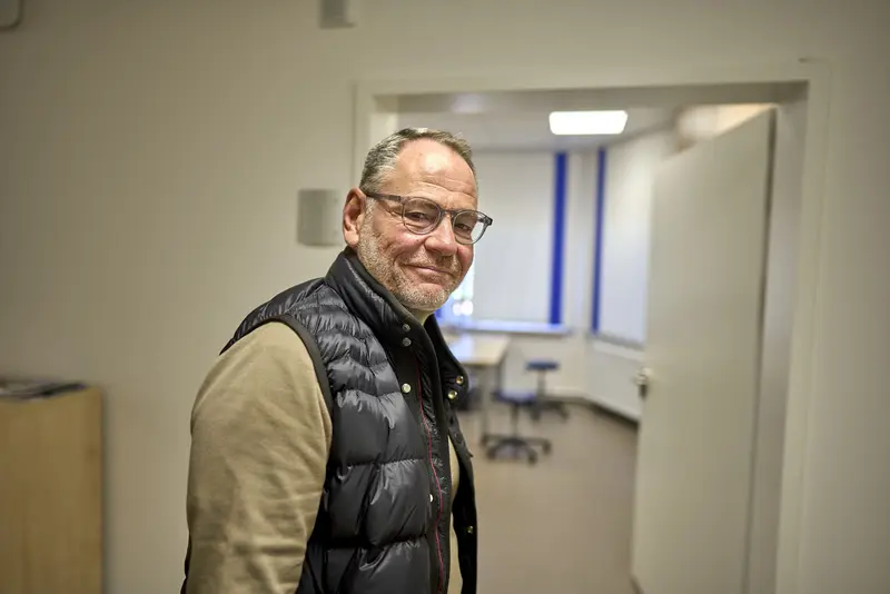 Patient im Marienstift blickt in die Kamera