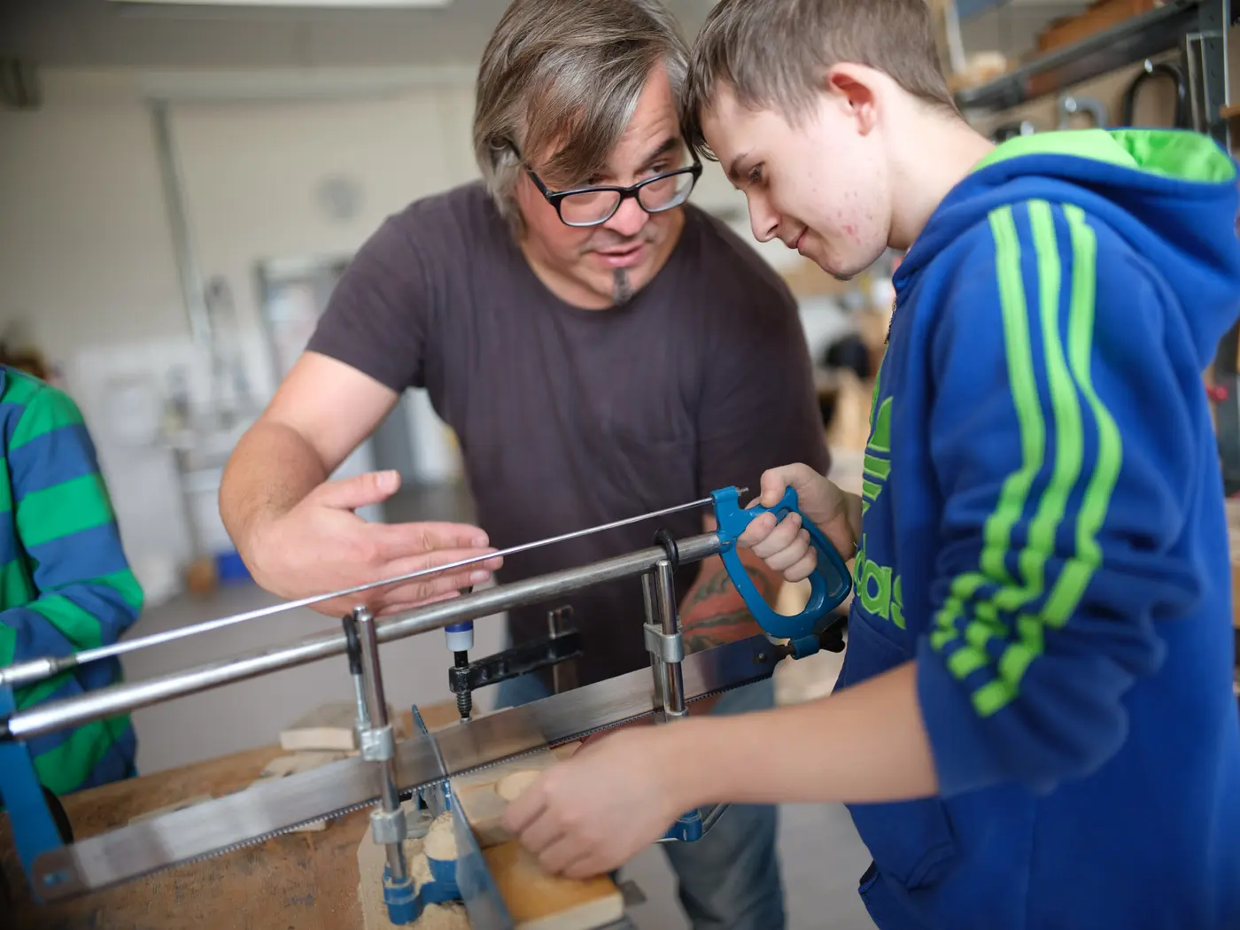 Sägearbeit in der Werkstatt des Berufsbildungsbereichs
