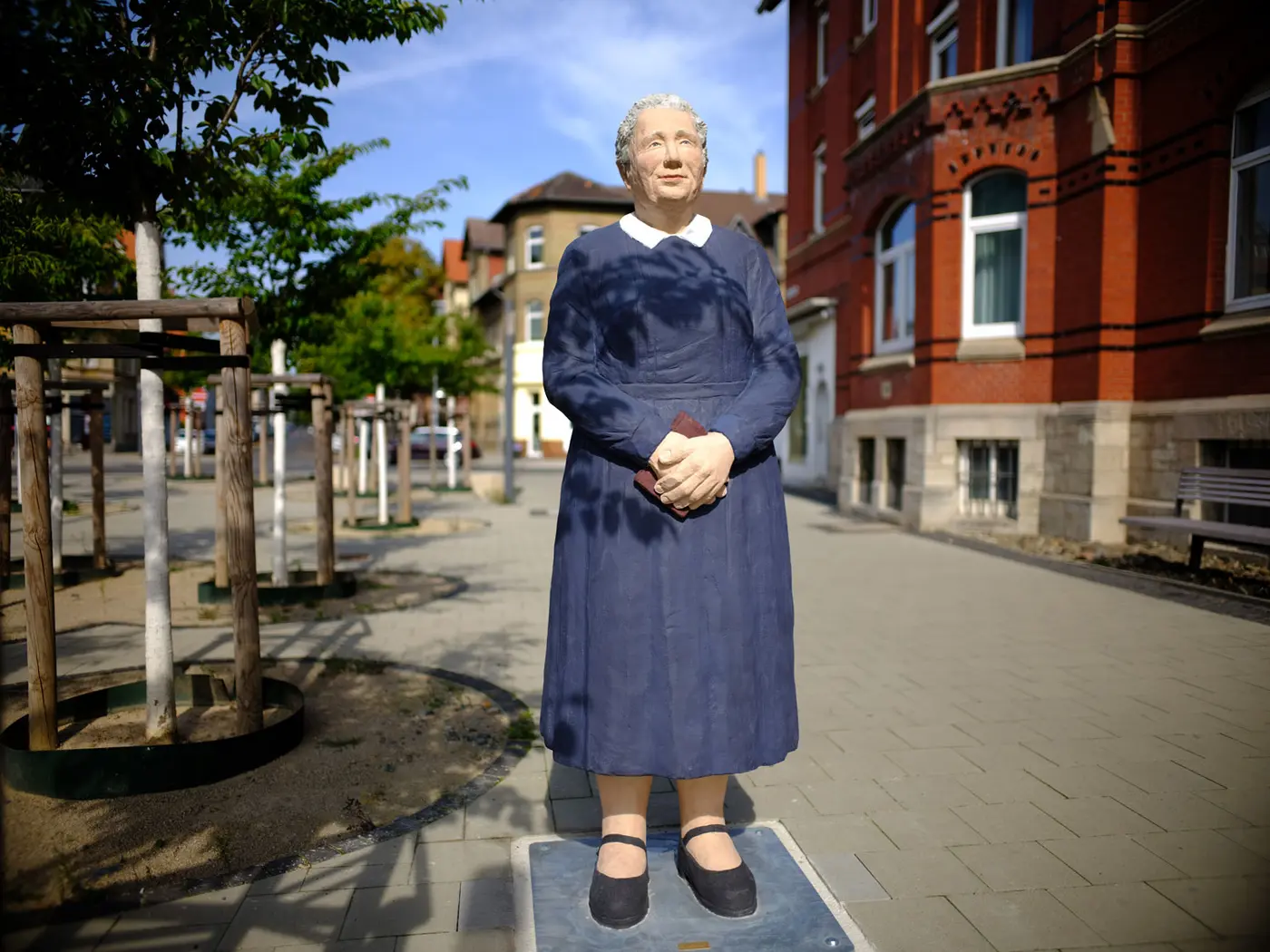 Das Bild zeigt die Statue einer Diakonisse vor dem Krankenhaus Marienstift.