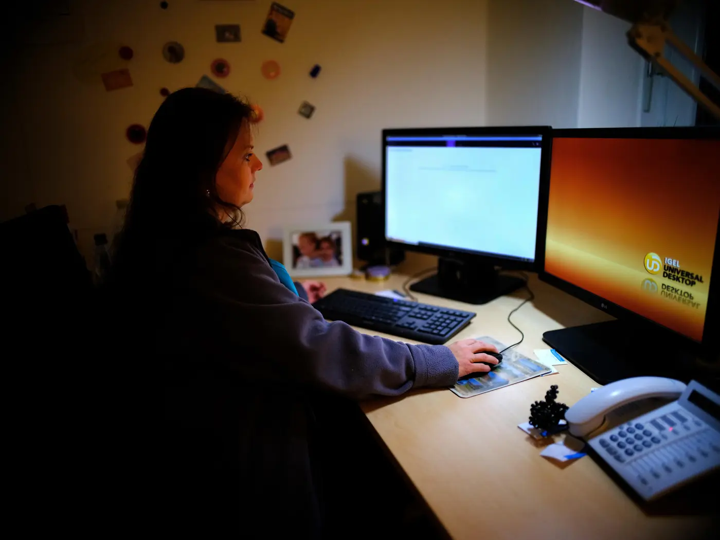 Regina Yildiz am Computer
