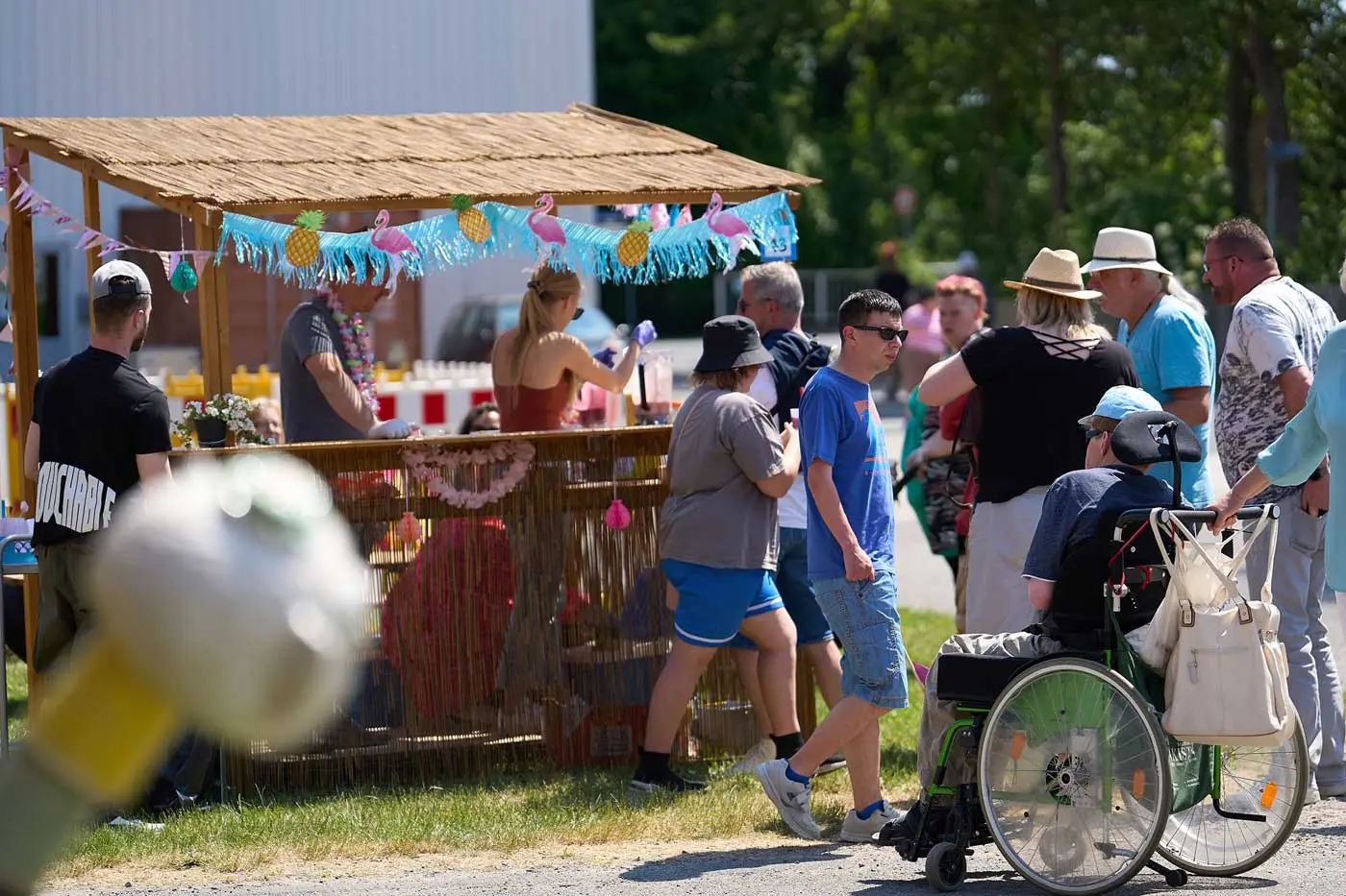Cocktail-Stand auf dem Sommerfest in neuerkerode mit Mitschen davor
