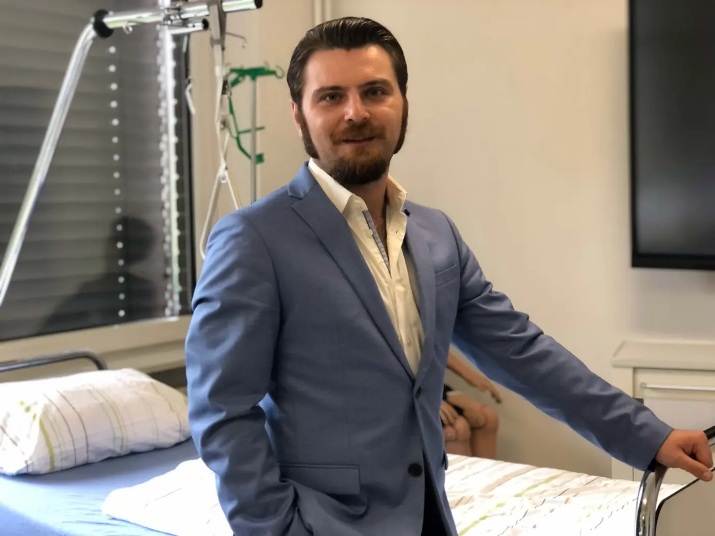 Pflegehelfer an Krankenhausbett