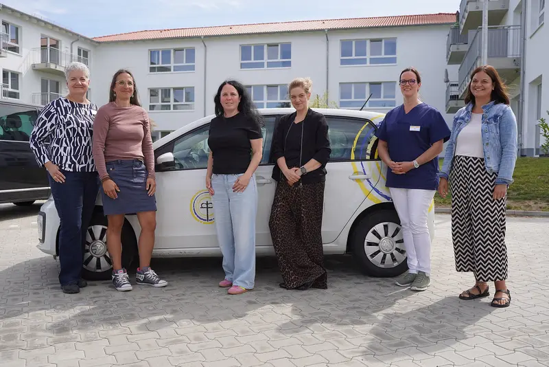 Das Bild zeigt die Verantwortlichen vor eine mAuto der DHH in Langelsheim.