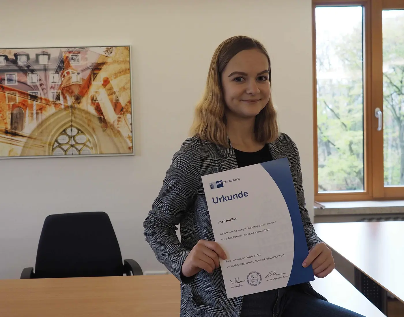esn-Auszubildene Lisa Semejkin mit IHK-Urkunde