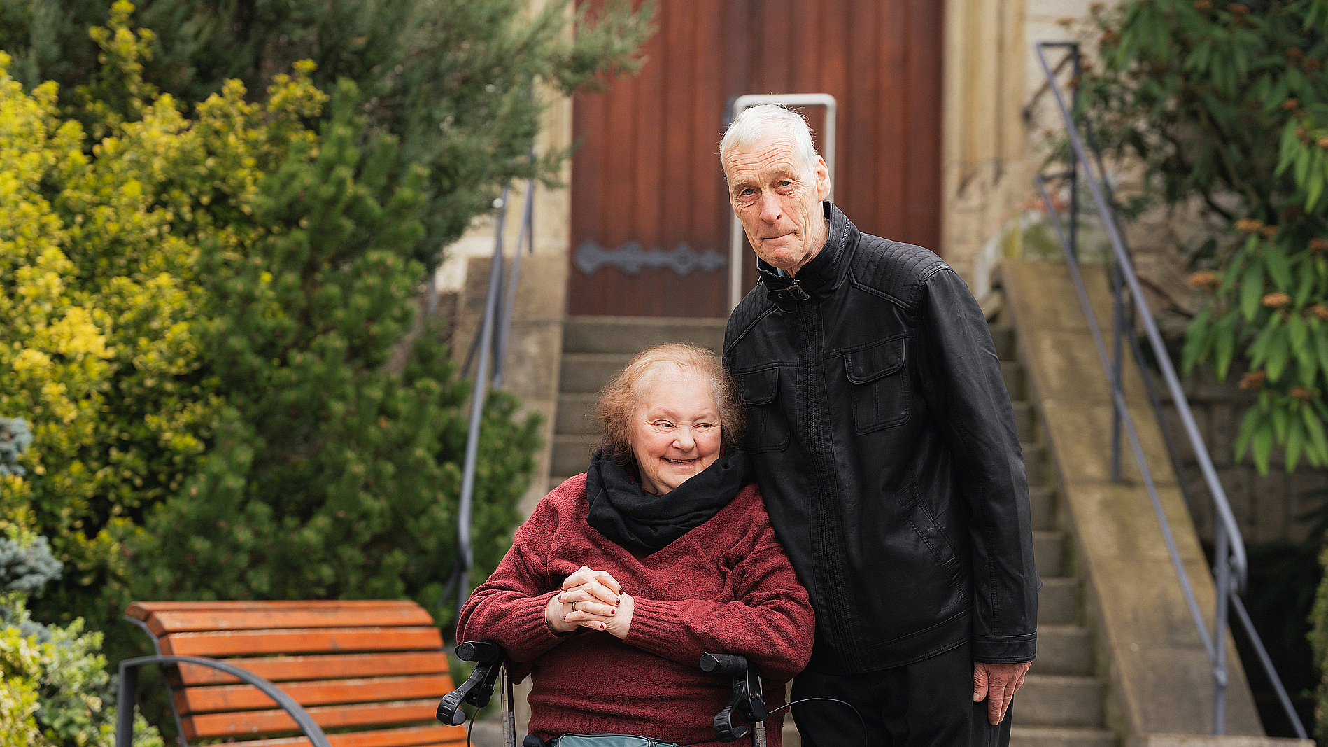 Alfred und Monika Arm in Arm von der Kirche in Neuerkerode