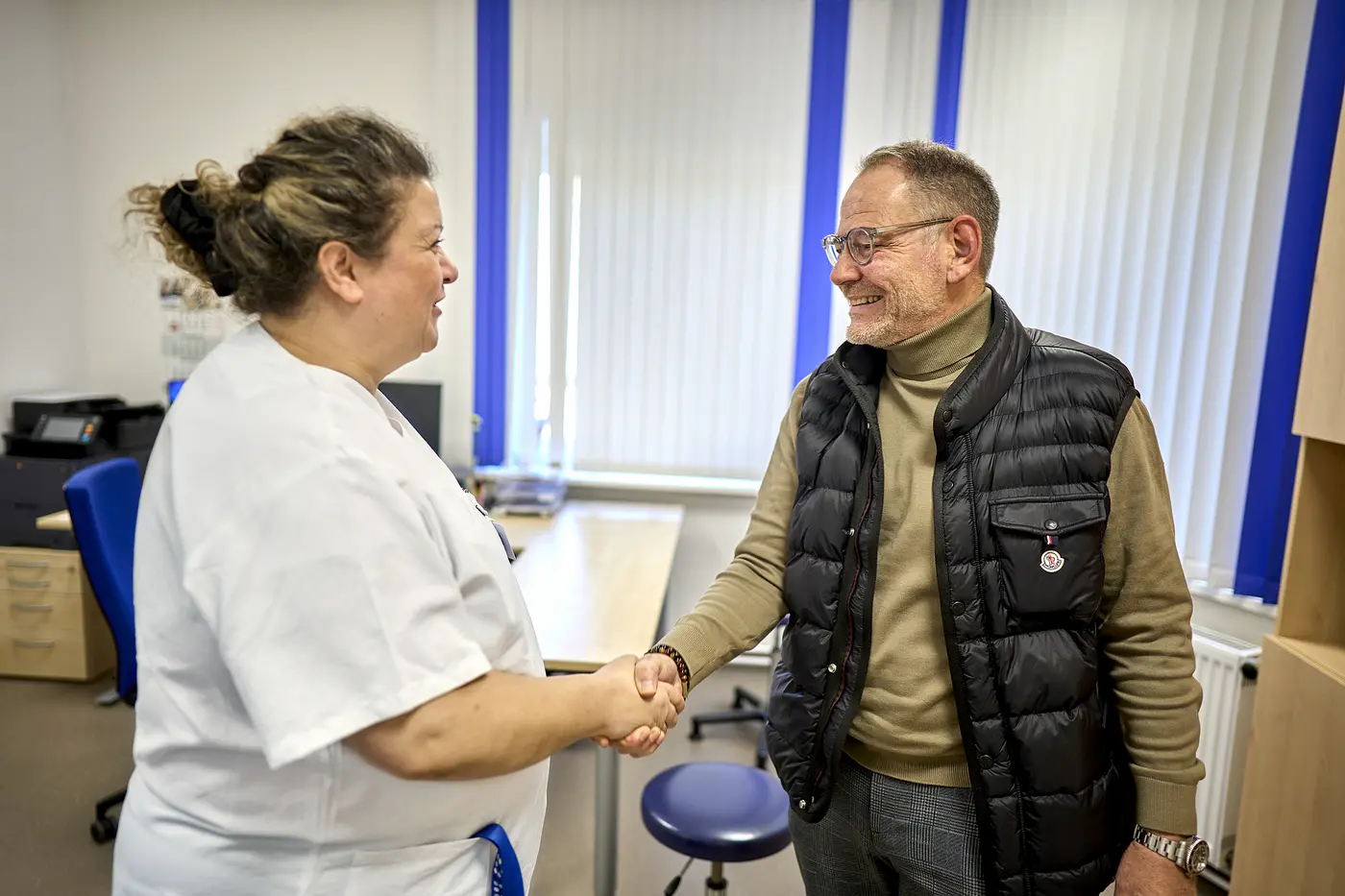 Chefärztin Evagelia Tsaknaki begrüßt ihren Patienten