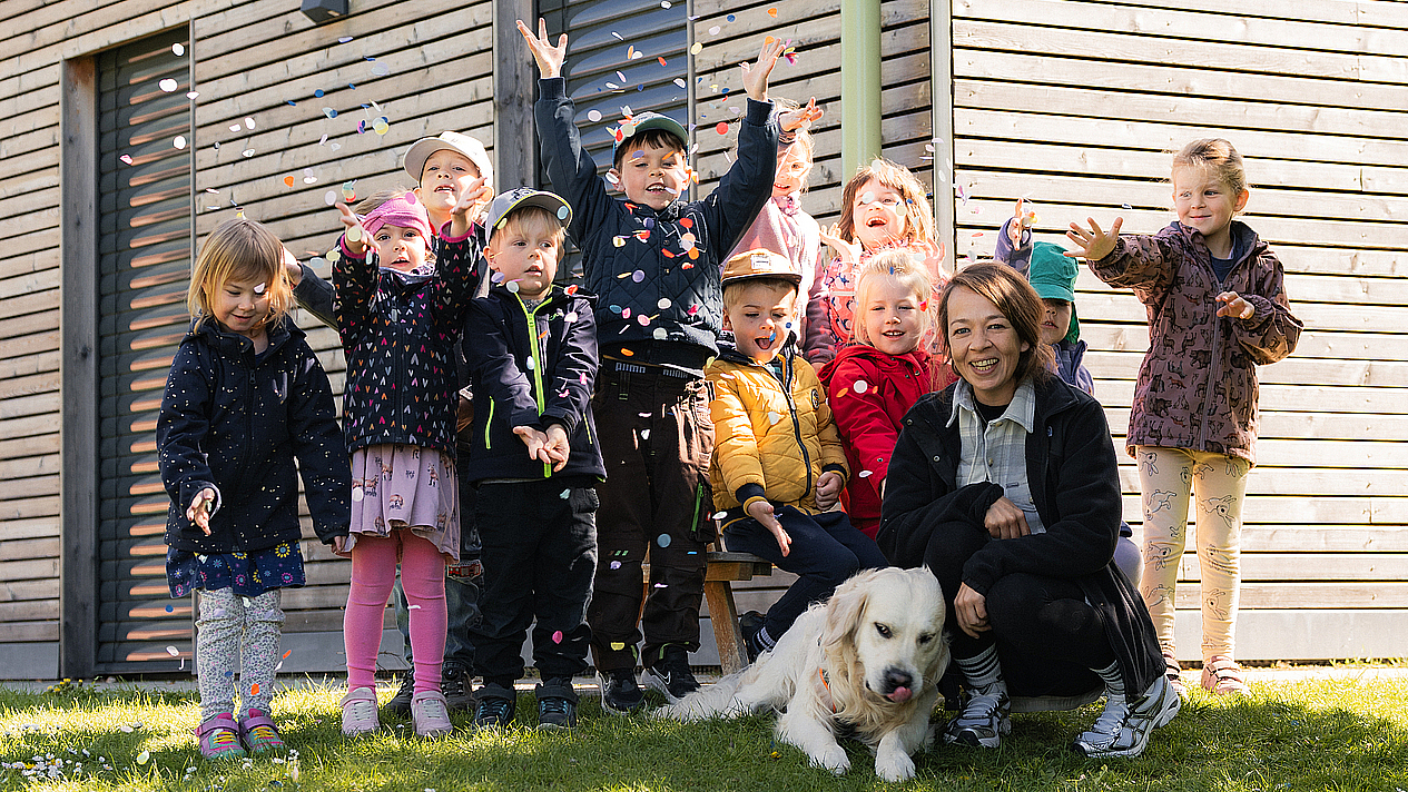 Kita Hund Kono mit den Kindern, die Konfetti werfen